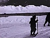 Hiver - des enfants et des ados pellettent la patinoire 