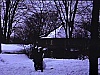 Hiver - Enfants qui jouent dans la neige devant maison 