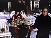 Hiver - Homme qui salue en enlevant son chapeau, et femme assise 