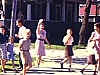 Enfants et parents qui traversent la rue