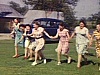 Course d'enfants, puis course de femmes lors d'une fête de famille