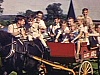 Carriole à glace avec cheval, remplie d'enfants lors d'une fête de famille