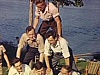 Pyramide d'hommes; acrobaties lors d'une fête de famille