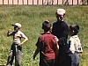 Enfants dans jeux de parc, poteau, etc.