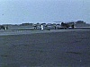 Des avions sur pistes et des hangars; belles images de biplans et de très vieux avions 