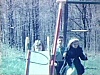 Enfants qui s'amusent dans une balançoire 