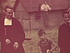 Belles images d'enfants sur balançoires et sur barre «de singe».  Quelques religieux