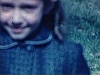 Des enfants et des adultes posent 