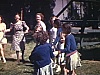 Enfants à la colonie de vacances, font une ronde, soupent à la cafétéria, s'amusent à l'extérieur