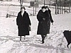 Trois  femmes à l'extérieur, en manteau de fourrure, dans la neige