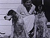 Femme avec deux chiens (n/b)