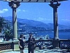 Monte-Carlo - couple marche sur une terrasse