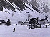 Val d'Isère - homme asiatique essaie de skier: courte descente en position instable