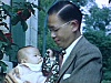 Homme asiatique avec bébé dans les bras, couple avec bébé 