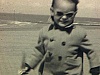 Bord de mer;  jeune enfant à lunettes fumées qui court