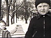 Bébé et enfants dehors dans la neige