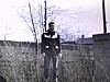Scènes de rue  - un homme en manteau de cuir noir et blanc, look rock'n'roll