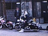 Au bord de la rue, 5 motos et une gang de gars et de filles avec du style