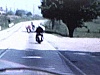 Motos prises de l'automobile Plymouth qui roule et qui les suit