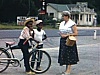 Un enfant noir à bicyclette qui joue 