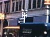Rues et magasins; voitures