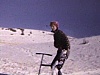 Une fille glisse sur un ski, avec un casse-cul