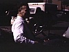 Homme dans vieille automobile