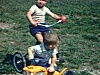 Enfant sur tracteur de plastique, puis sur tricycle