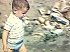 Enfants qui jouent au baseball avec grosse batte de plastique