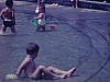 Barboteuse, piscine avec enfants qui niaisent et s'arrosent