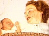 Couple avec bébé naissant dans un lit 