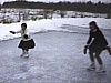 Deux jeunes filles font des figures en patin sur une patinoire dans un champ