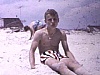 Des enfants qui jouent avec des petits bonhommes de guerre verts dans le sable 