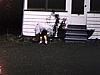 La petite fille avec un garçon devant la maison ou chalet - Retour sur bateau et vues sur gros navires et remorqueurs - New York