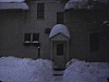 Automobile enfouie sous 3 pieds de neige (les enfants déneigent); vues sur la rue après une tempête de neige 