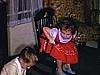 GarÃ§on avec mini-briques puis avec sa petite sÅur dans une petite chaise berÃ§ante - petit frigo jouet (NoÃ«l)