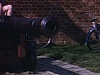 Enfants devant vieux canons, avec leur mère