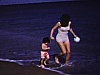 Jeune dame et bébé, en costumes de bain dans les petites vagues