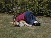 La mère, puis, la fillette et le chien (couchée dessus!)