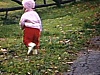 Bébé qui fait bye-bye