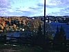 Église en bois rond dans les Laurentides; vue sur le lac et les arbres en automne