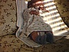 Bébé dans balançoire, glissade dans la cour, sur divan, dans bassinette, chaise haute inhabituelle, en métal et arborite avec grosse table)