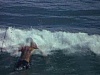 Plage; les hommes se baignent dans les vagues