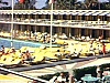 Piscine et très gros hôtel (vue générale)