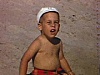 Une femme et ses enfants sur le sable de la plage