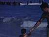 Des enfants jouent avec ballon de football