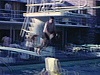 Baignade à la piscine du motel, plongeoir