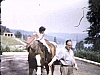 Équitation (enfant qui fait un tour, tenu par sa mère)