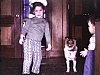Enfant qui danse à l'intérieur