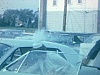 Les mariés rentrent un gros cadeau dans l'automobile